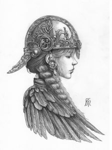 Schwarz-weiße Bleistiftzeichnung eines Mädchens, das einen mit Ornamenten verzierten Helm trägt. Das Mädchen ist in Seitenansicht zu sehen, ihre Schultern sind mit Federn bedeckt.