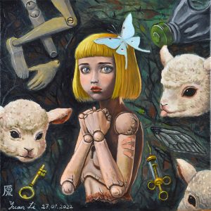 Ölmalerei eines blonden jungen Mädchens, das wie eine kaputte Marionette aussieht. Neben dem Mädchen sind drei weiße Lämmerköpfe zu sehen.