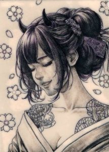 Tattoo-Übung auf Kunsthaut, asiatisches Mädchen im Kimono mit Tattoos und kleinen Dämonenhörnern auf dem Kopf.