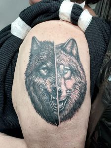 Oberarm-Tattoo, Wolf in black and grey.