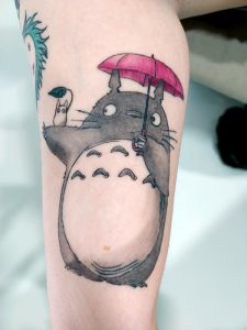 Oberarm-Tattoo in Farbe, Totoro aus dem Ghibli-Film Mein Nachbar Totoro.