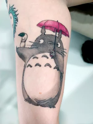 tattoo-oberarm-003 Oberarm-Tattoo in Farbe, Totoro aus dem Ghibli-Film Mein Nachbar Totoro.