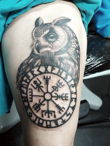 Oberschenkel-Tattoo, Eule mit Wikinger-Kompass in black and grey.