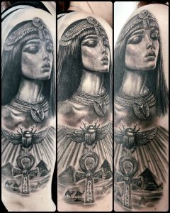 Ägyptisches Tattoo, Göttin Isis mit Ank, Skarabäus und Pyramiden.