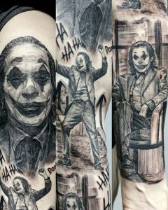 Oberarm-Tattoo mit verschiedenen Motiven aus dem Film Joker.