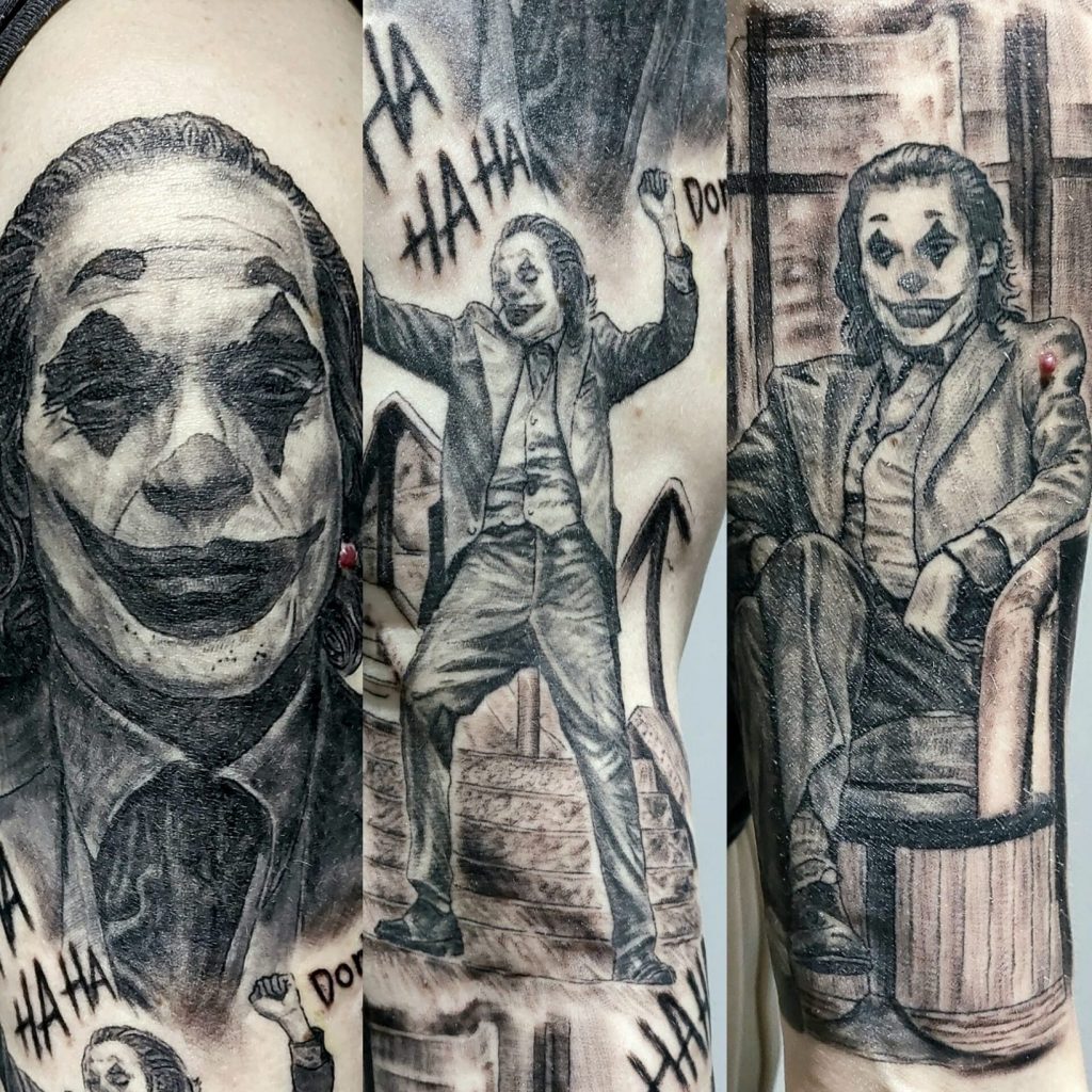 Oberarm-Tattoo mit verschiedenen Motiven aus dem Film Joker.