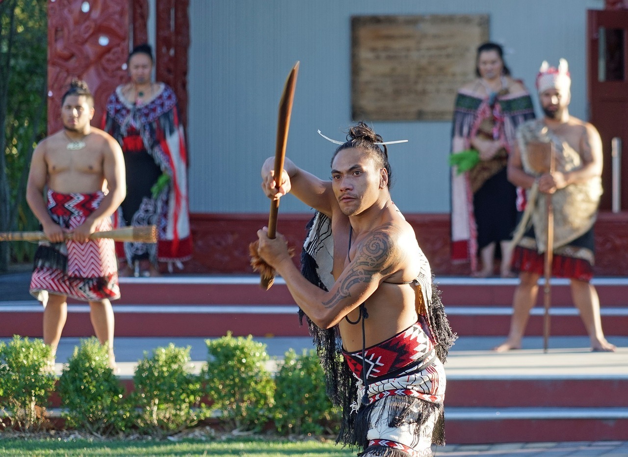 Foto eines Maori-Kriegers mit Tattoo auf dem Oberarm.