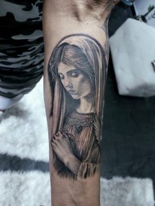 Unterarm-Tattoo, realistisches Maria-Tattoo