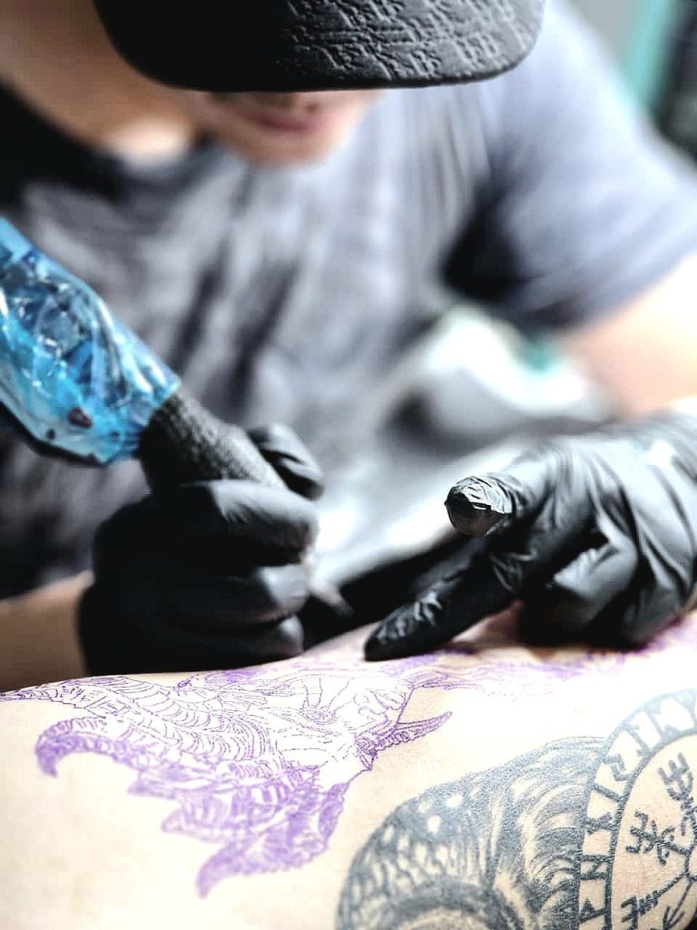 Tätowierer Yuan Li beim Tattoo stechen.
