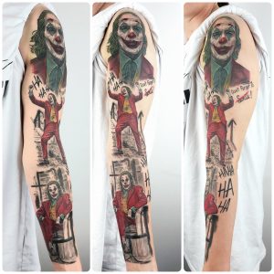 Fotokollage eines großen Arm-Tattoos mit drei verschiedenen Joker-Motiven.