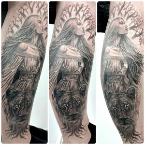 Tattoo_Unterschenkel_Girl_Lioness_Black-and-Grey_Realistic-Tattoo