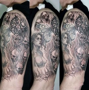 Dreigeteilte Aufnahme eines großen Oberarm-Tattoos mit Totenköpfen, einem Schmetterling und einer nackten Frau.