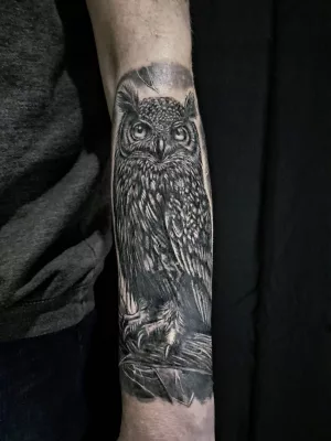 Black-and-Grey-Tattoo_Eule-Tattoo_Cover-up Nahaufnahme eines Unterarms mit einem großen Eulen-Tattoo in Black-and-Grey.