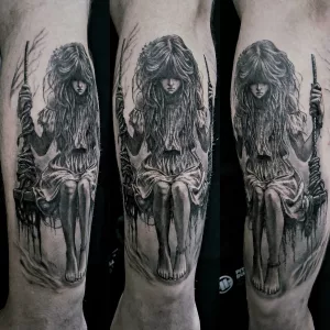 Dreigeteilte Aufnahme eines Unterarm-Tattoos im Black-and-Grey-Tattoo-Stil. Ein Mädchen sitzt mit hängendem Kopf auf einer Schaukel, das Bild wird düster und gruselig.