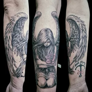 Dreiteiliges Foto eines Unterarms mit einem Engel-Tattoo in Black-and-Grey. Der Engel kniet mit gesenktem Kopf und hält eine große Rose in den Armen.
