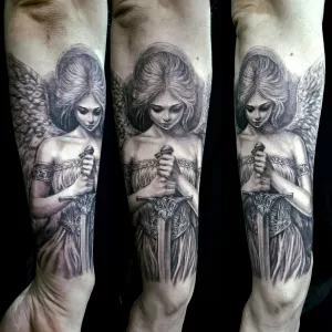 Dreigeteilte Nahaufnahme eines Unterarms mit einem Black-and-Grey-Tattoo. Das Tattoo zeigt einen Engel, der ein Schwert in den Händen hält.