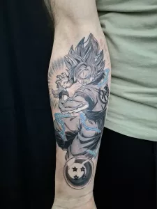 Nahaufnahme eines Unterarms mit einem Dragonball-Tattoo von Son Goku.
