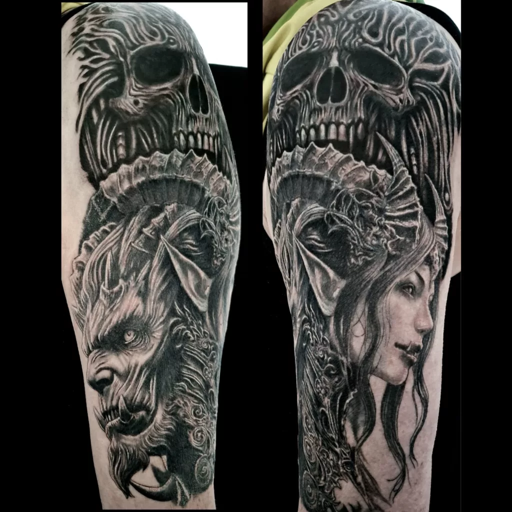 Zweigeteilte Aufnahme eines Oberarm-Tattoos. Zu sehen sind ein weiblicher und ein männlicher Dämon im halbprofil, über ihnen ist ein Totenkopf zu sehen.