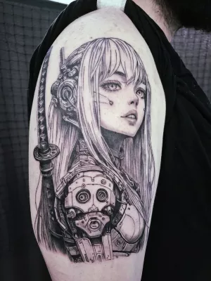 Oberarm-Tattoo_Cyborg-Mädchen-Ninja_black-and-grey Nahaufnahme eines Oberarm-Tattoos. Das Tattoo zeigt ein Cyborg-Mädchen mit langen Haaren, das ein Katana auf dem Rücken trägt.