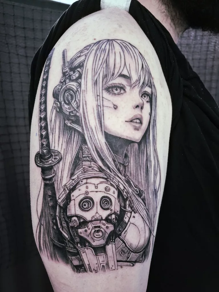 Nahaufnahme eines Oberarm-Tattoos. Das Tattoo zeigt ein Cyborg-Mädchen mit langen Haaren, das ein Katana auf dem Rücken trägt.