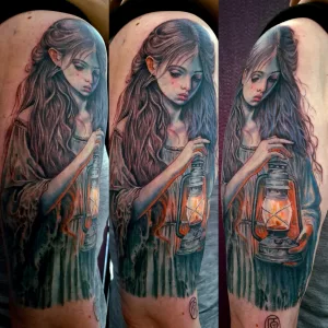 Dreigeteilte Nahaufnahme eines Oberarm-Tattoos. Das Tattoo zeigt ein langhaariges Mädchen mit einer Öllaterne in den Händen.