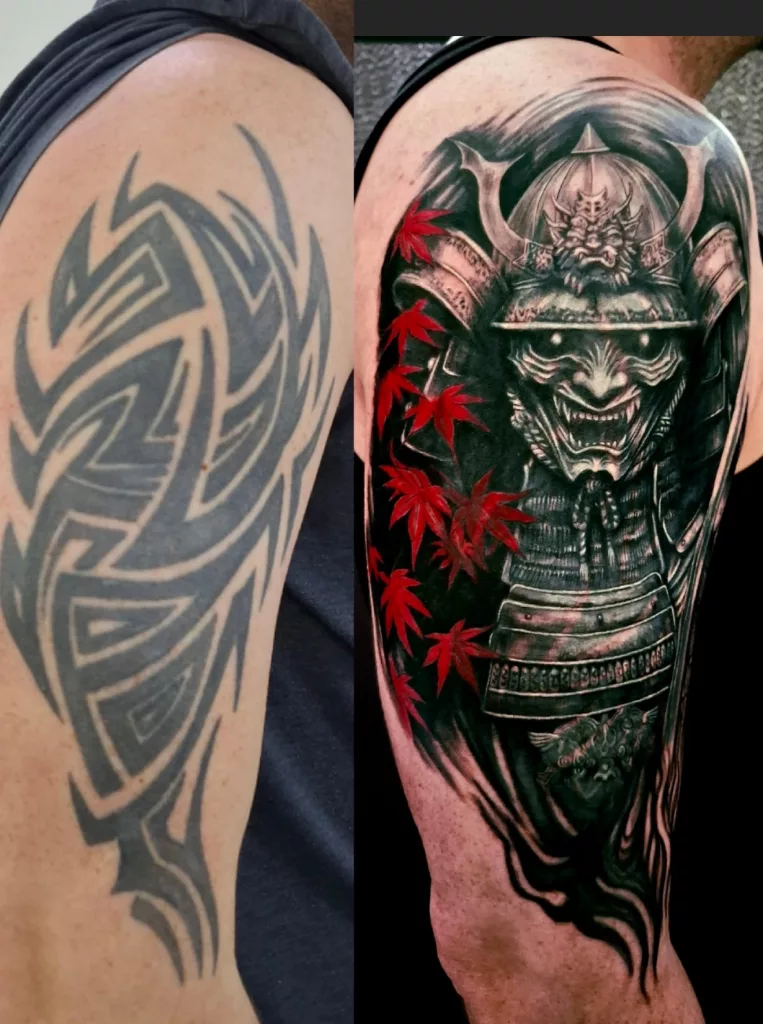 Cover-up-Tattoo am Oberarm. Links ein altes Tribal, rechts das Cover-up im japanischen Stil mit rotem Ahorn und Samurai.