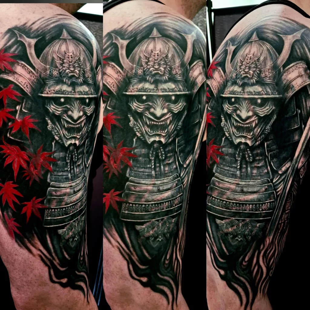 Dreigeteilte Nahaufnahme eines Samurai-Tattoos in Black-and-grey mit roten Ahornblättern.