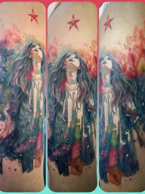 Watercolor-Tattoo Dreigeteilte Nahaufnahme eines Watercolor-Tattoos. Ein Mädchen mit langen Haaren schaut zu einem roten Stern empor.