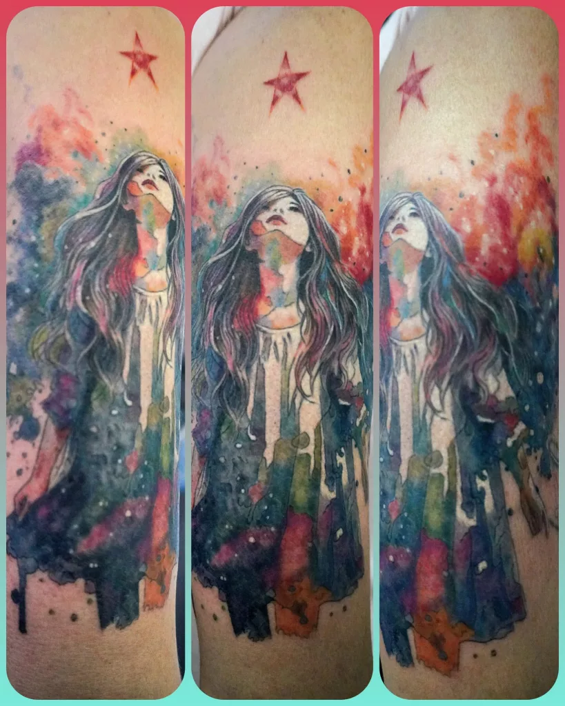 Dreigeteilte Nahaufnahme eines Watercolor-Tattoos. Ein Mädchen mit langen Haaren schaut zu einem roten Stern empor.