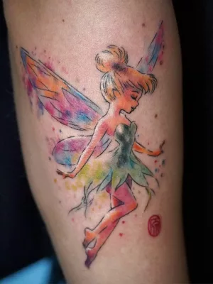 Watercolor-Tattoo Nahaufnahme eines Watercolor-Tattoos von Tinkerbell.