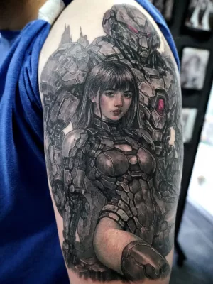 Oberarm-Tattoo Cyberpunk_Mecha Nahaufnahme eines Oberarm-Tattoos: Mädchen in Rüstung mit Kampfroboter im Hintergrund.