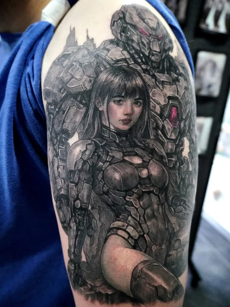 Nahaufnahme eines Oberarm-Tattoos: Mädchen in Rüstung mit Kampfroboter im Hintergrund.