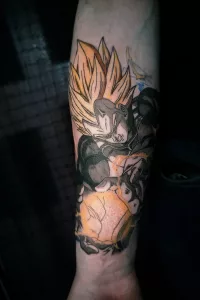 Nahaufnahme eines Unterarm-Tattoos von Dragonball.