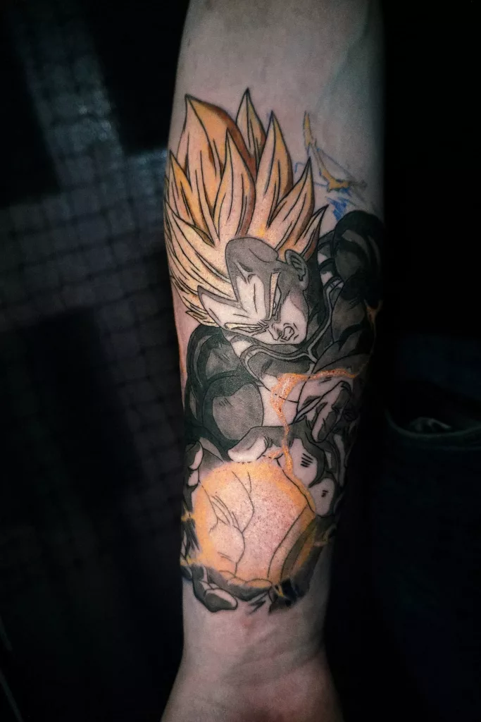 Nahaufnahme eines Unterarm-Tattoos von Dragonball.