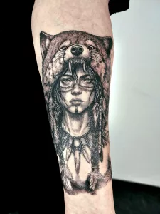 Nahaufnahme eines Unterarm-Tattoos: Indianer-Mädchen mit Wolfsfell