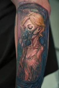 Nahaufnahme eines Unterarm-Tattoos mit Science-Fiction-Motiv in Farbe.