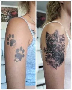Zweigeteilte Nahaufnahme eines Oberam-Tattoos. Ein Cover-up in Black and Grey mit Hunden und Orchideen.