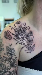 Nahaufnahme eines Fineline-Tattoos im Brust-Schulter-Bereich.