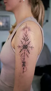 Nahaufnahme eines Oberarm-Tattoos im Fineline-Stil.