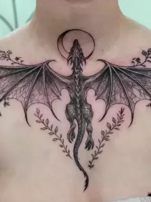 Brust-Tattoo_Drache_black-and-grey Eine Frau mit einem großen Brust-Tattoo in black and grey, das einen fliegenden Drachen zeigt.