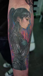 Nahaufnahme eines farbigen Unterarm-Tattoos mit einem Robotermädchen in Seitenansicht.
