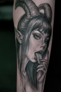 Nahaufnahme eines realistischen Unterarm-Tattoos in Black and grey.