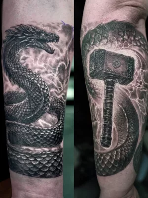 Unterarm-Tattoo_black-and-grey_Drache-Thors-Hammer Zweigeteilte Nahaufnahme eines Unterarm-Tattoos in Black and grey. Eine Seite zeigt einen sich windenden Drachen, die andere Thors Hammer.
