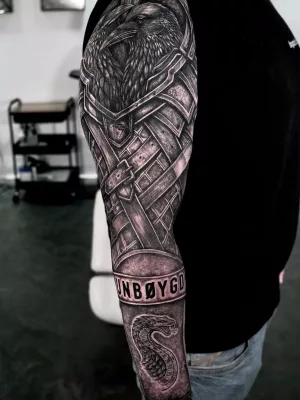 Sleeve-Tattoo_black-and-grey_Wikinger Nahaufnahme eines aufwändigen Sleeve-Tattoos im Wikingerstil in Black and Grey.