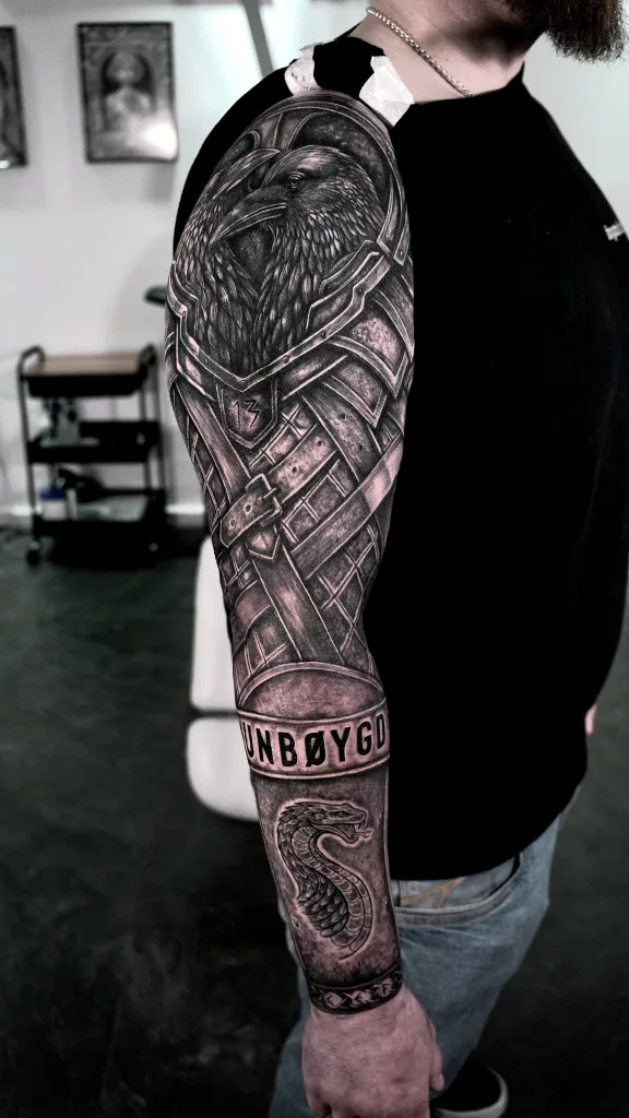 Nahaufnahme eines aufwändigen Sleeve-Tattoos im Wikingerstil in Black and Grey.