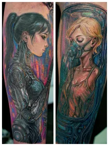 Zweigeteilte Nahaufnahme eines Unterarm-Tattoos in farbig. Das Motiv zeigt zwei Cyborg-Mädchen.